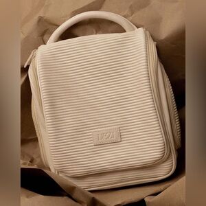 NWT Dezi Hanging Travel Bag